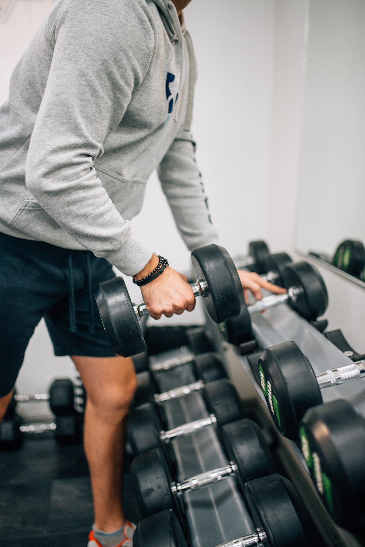 fitness dumbbell gym (foto: Nenad Stojkovic / CC BY 2.0, Wikimedia Commons)