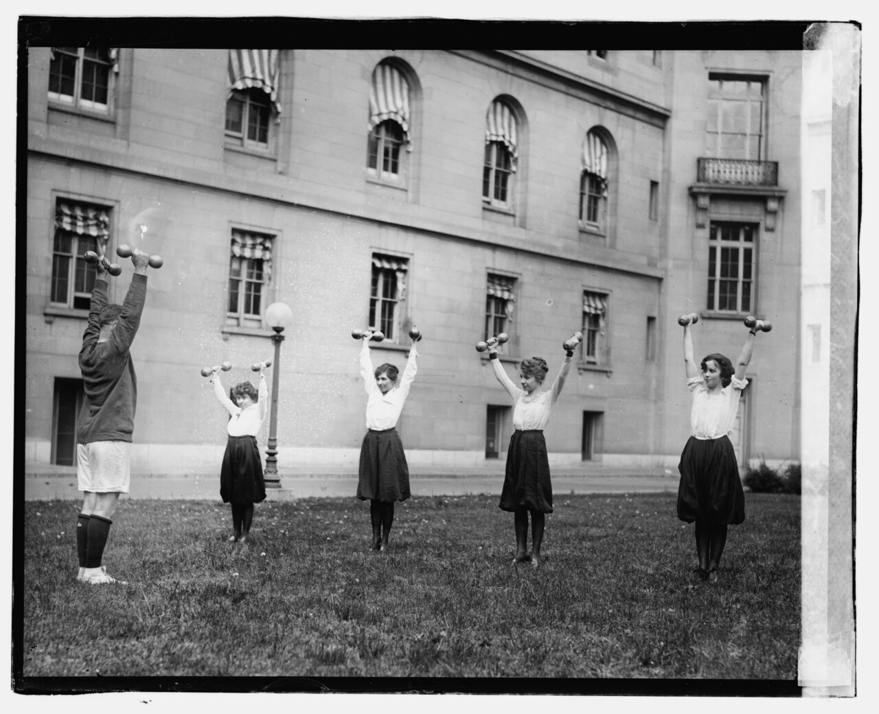fitness dumbbell gym (foto: National Photo Company Collection / Public domain, Wikimedia Commons)