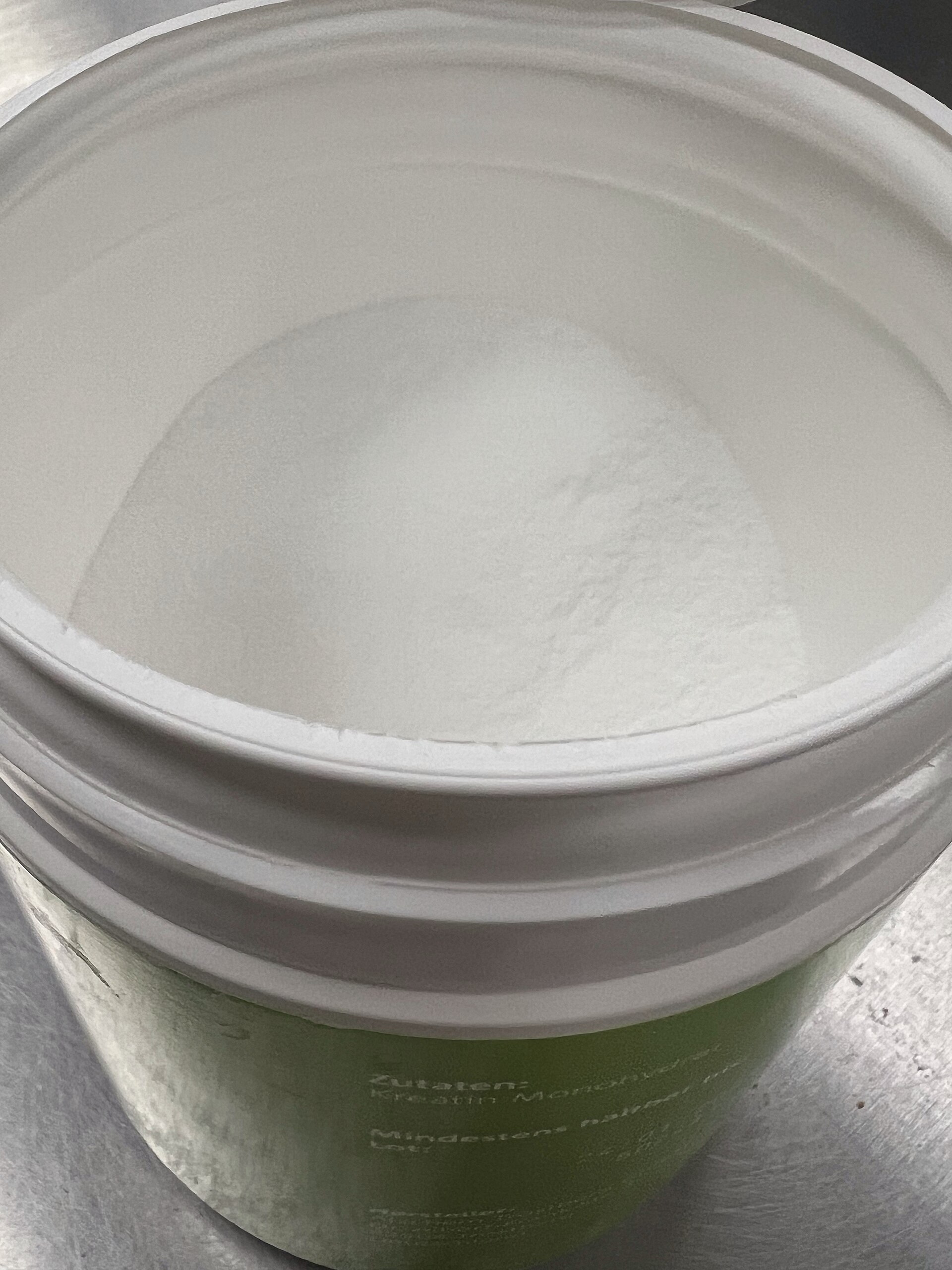 creatine powder container