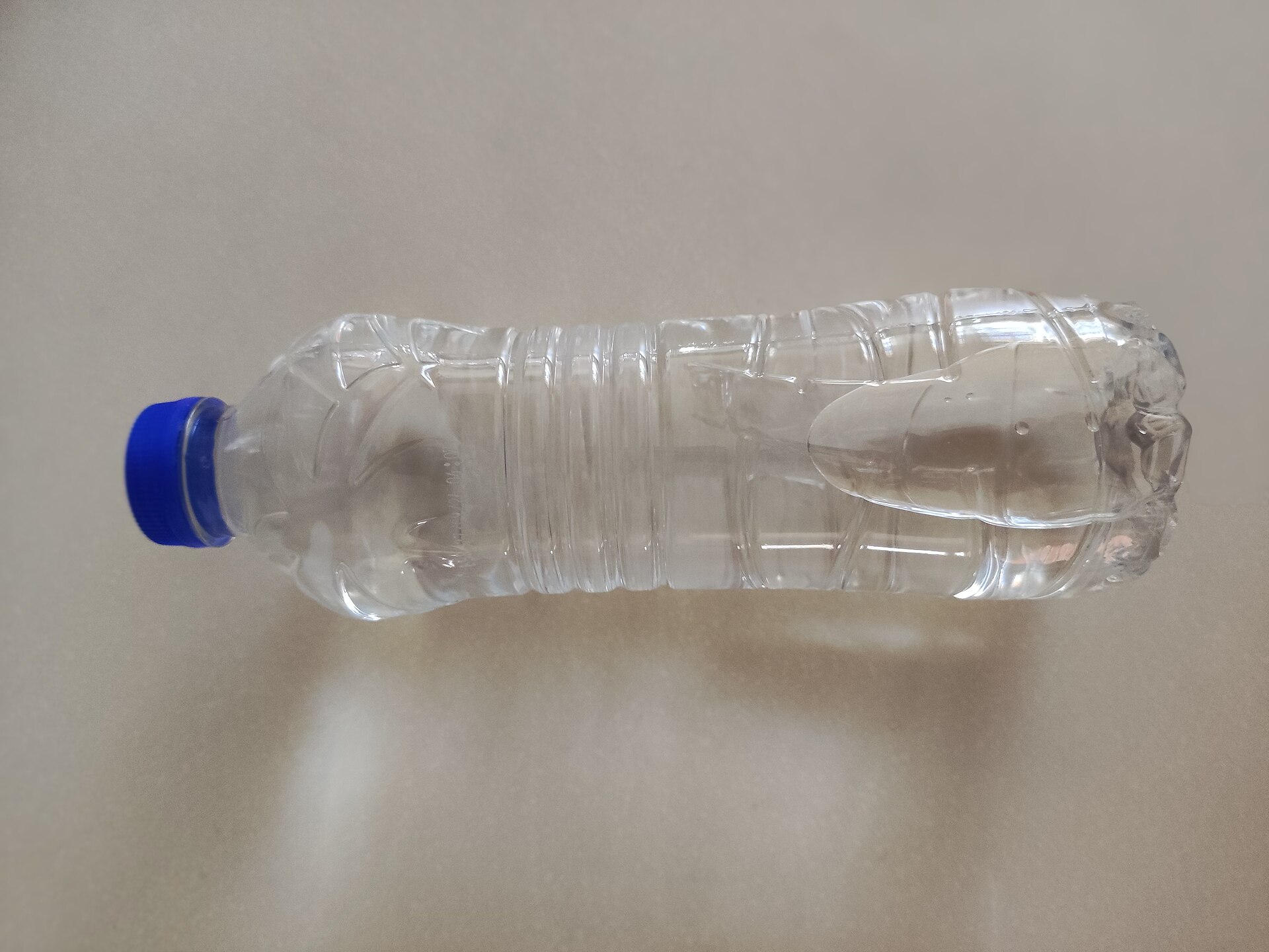 Entraîneur tenant une planchette à pince et un stylo au milieu d'une salle de sport