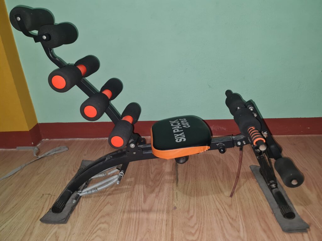 Sac de sport ouvert sur un parquet avec une serviette et une gourde à l'intérieur