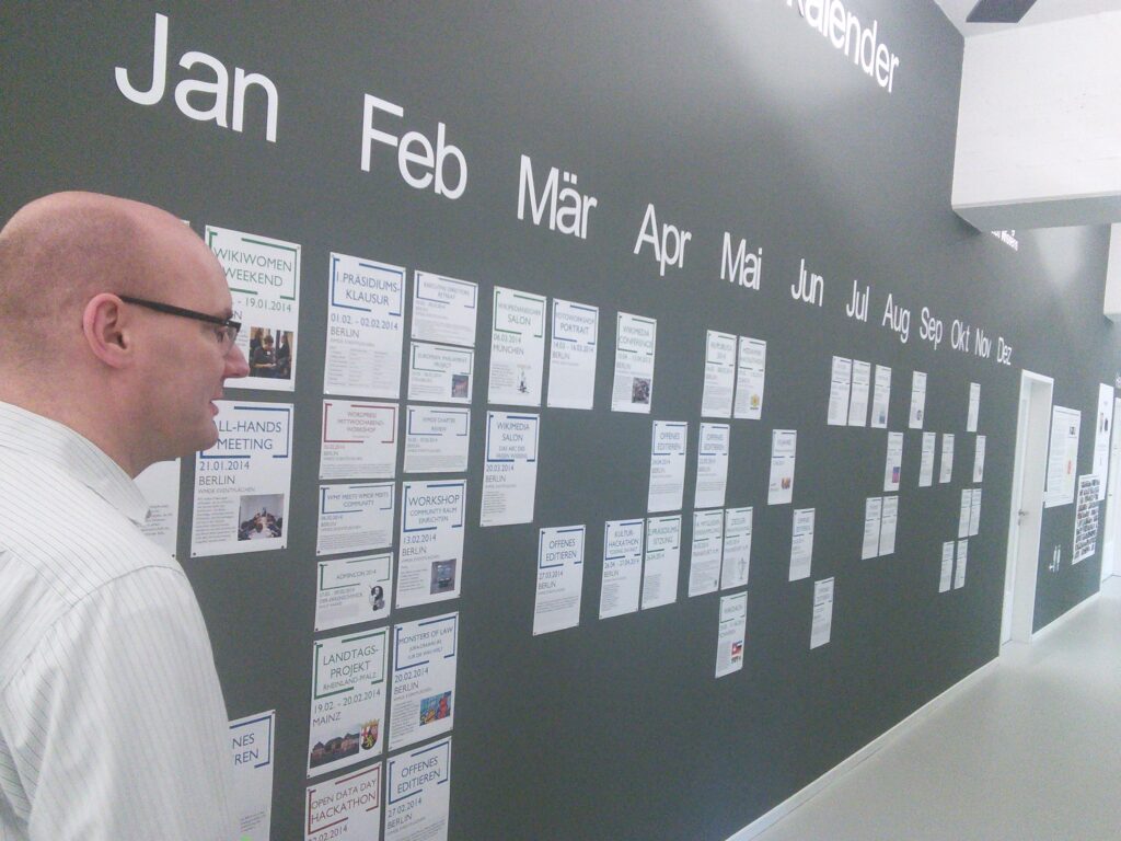 Calendrier mural affichant une semaine, plusieurs cases annot&eacute;es au stylo bleu