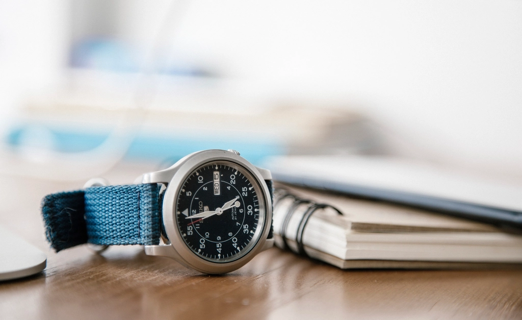 Montre de sport portée au poignet affichant un rythme cardiaque sur son écran