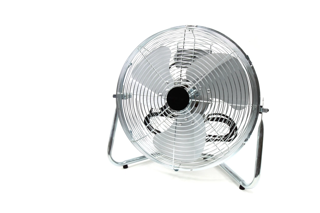 Ventilateur sur pied orient&eacute; vers une rang&eacute;e d'appareils de cardio dans une salle